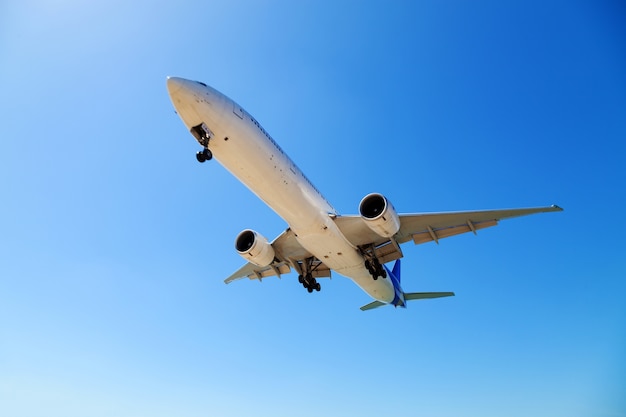 Foto avião de passageiros voando no céu azul.