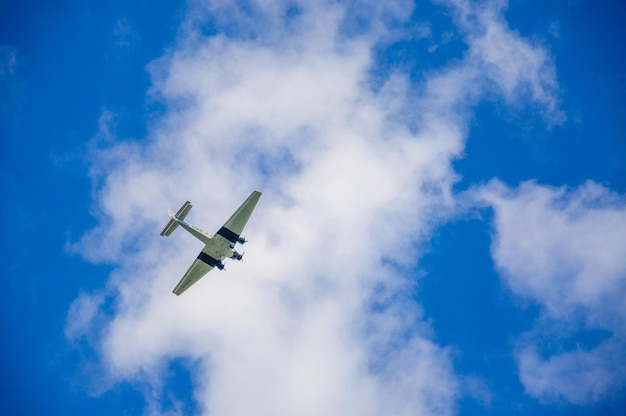 Avião de transporte militar americano no céu azul Alemanha