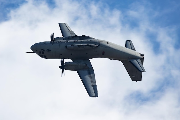 Avião de transporte militar sem nome na base aérea Aeroporto e aeródromo Operação de voo da força aérea e do exército Aviação e aeronaves Lifte aéreo Indústria militar Voar e voar