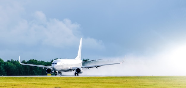 Avião decola na chuva do aeroporto respingos de mau tempo.