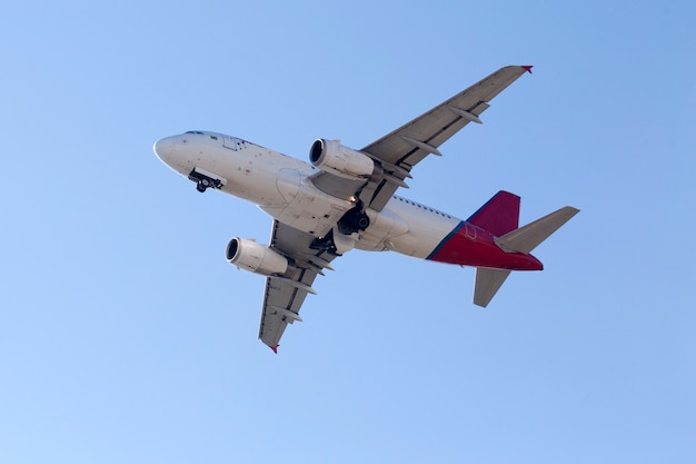 Foto avião decolando do aeroporto na área urbana