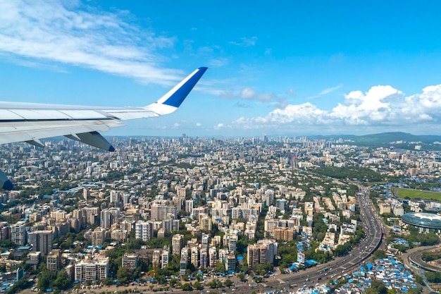 Avião depois de decolar e voar sobre Mumbai na Índia