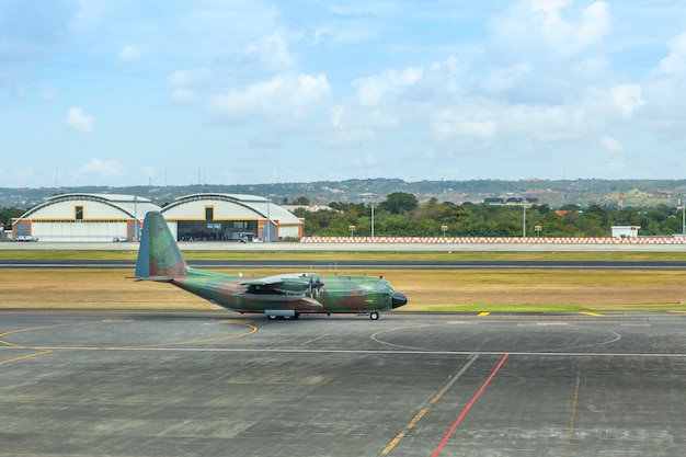 Avião do exército militar no aeroporto na pista