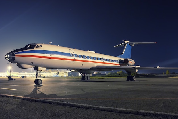 Avião dormindo no avental noturno