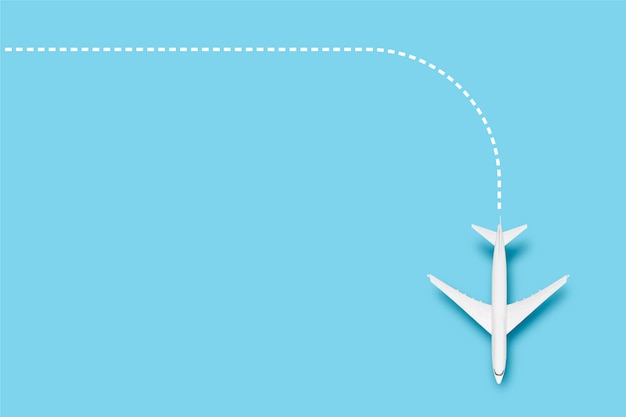 Avião e linha indicando a rota em um fundo azul. viagem de conceito, passagens aéreas, voo, palete de rota.