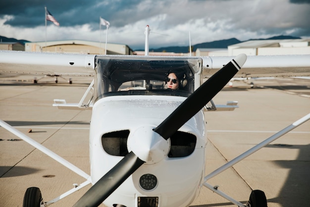 Avião e piloto na pista