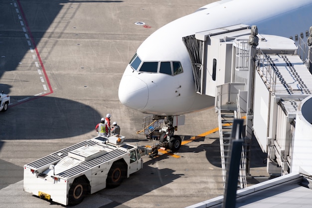 Foto avião, em, ponte jato, em, aeroporto