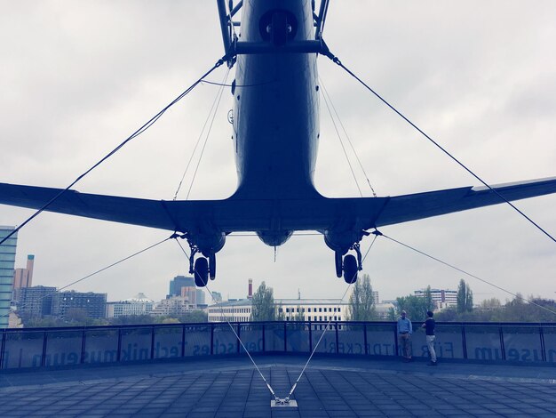 Foto avião em terraço de construção contra céu nublado