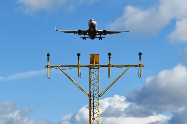 Avião em um céu azul nas nuvens