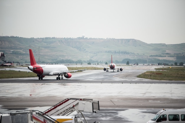 Avião em um terminal de aeroporto