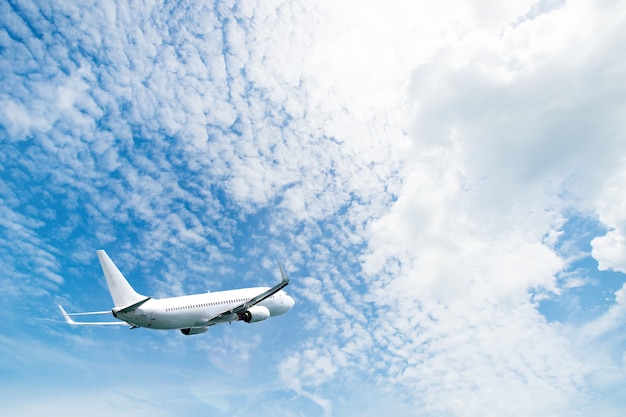 Avião está voando em um céu azul