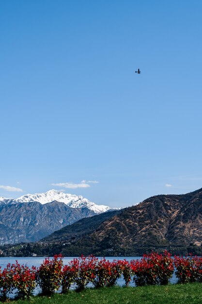 Avião Lightengine sobrevoa o lago como itália