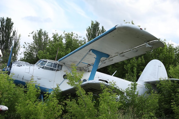 avião militar da União Soviética danificado abandonado Antonov An2