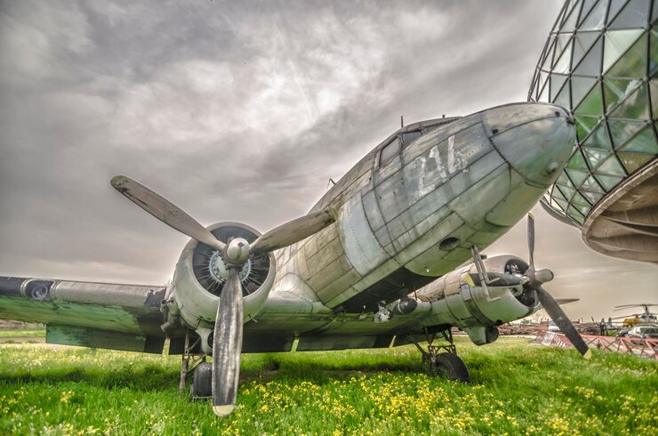 Foto avião militar em um campo gramado contra um céu nublado