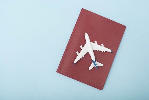 Avião na capa do passaporte vermelho.