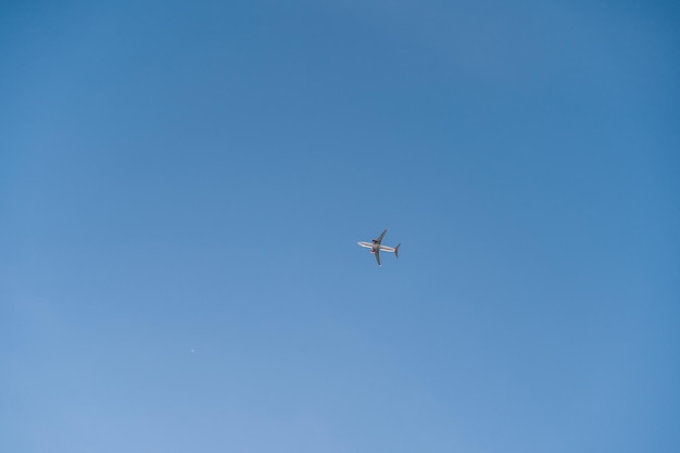 Avião na imagem mínima do céu azul do jato do voo