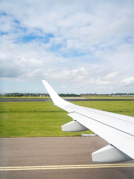 Foto avião na pista contra o céu