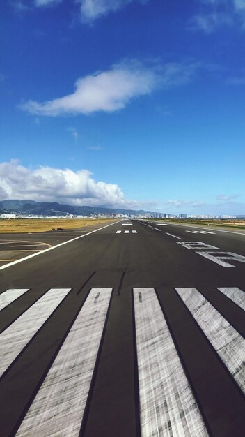 Foto avião na pista contra o céu