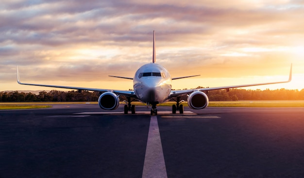 Foto avião na pista do aeroporto ao pôr do sol na tasmânia