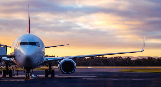 Avião na pista do aeroporto ao pôr do sol na tasmânia