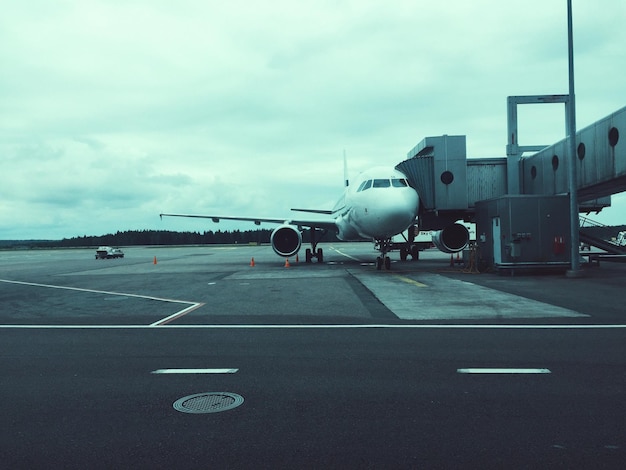 Foto avião na pista do aeroporto contra o céu