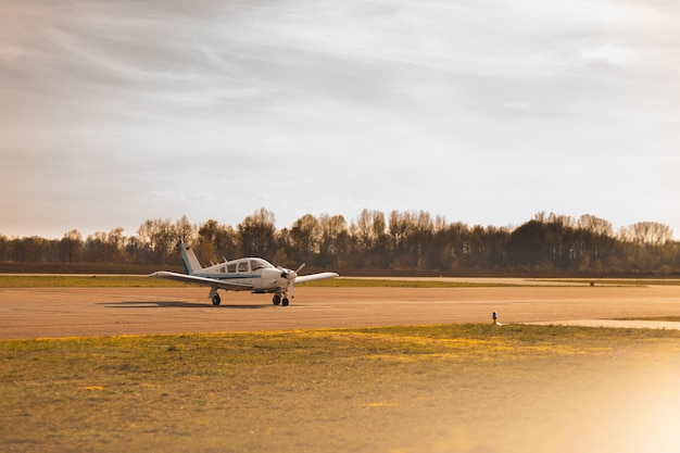 Avião na pista do aeroporto contra o céu