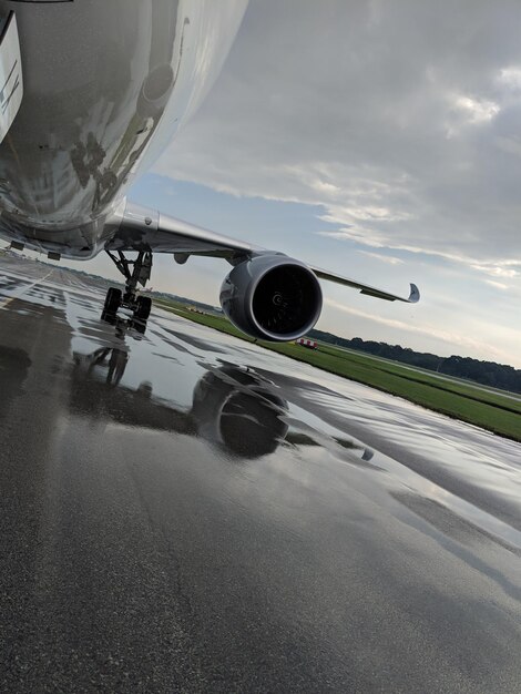 Foto avião na pista do aeroporto contra o céu