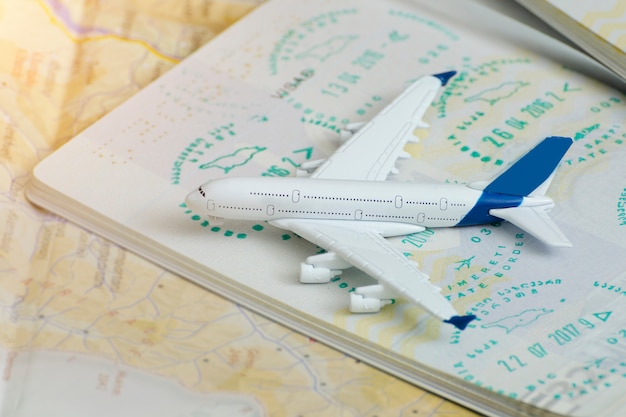 Avião nas páginas de passaporte com visto. Fechar-se