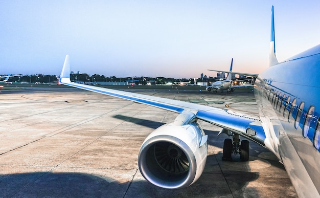 Avião no aeroporto terminal portão pronto para decolar na hora azul