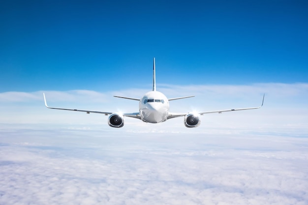 Avião no céu acima da paisagem de nuvens, viagem, viagem, vista direta