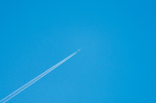 Avião no céu, centralizado