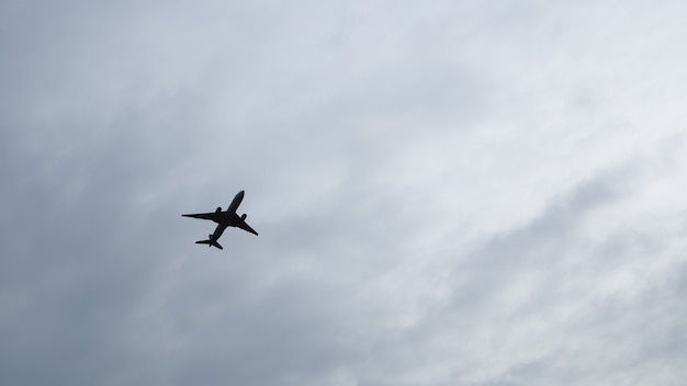 Avião no céu e nuvem no nascer do sol. Apresentando o conceito de viagens aéreas modernas.