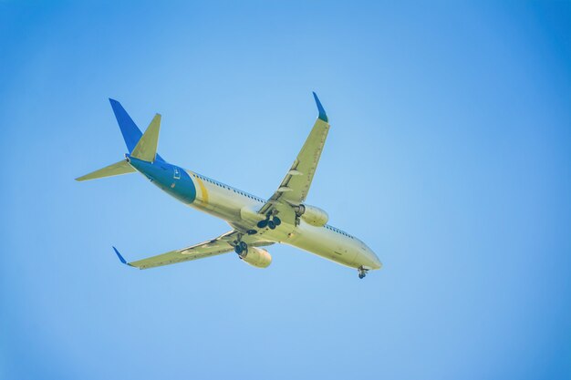 Avião no céu e nuvem