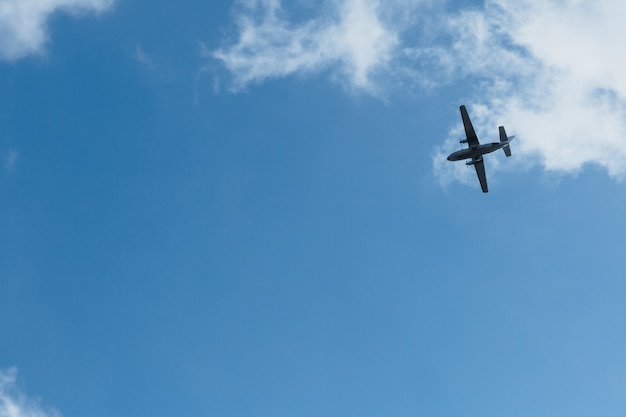 Avião no céu evacuação de pessoas de países