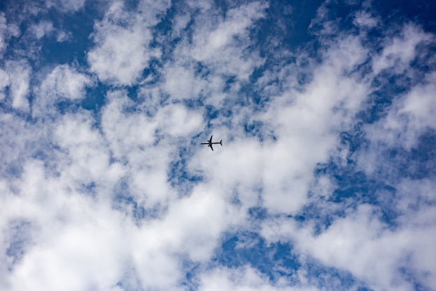 Avião no céu nublado