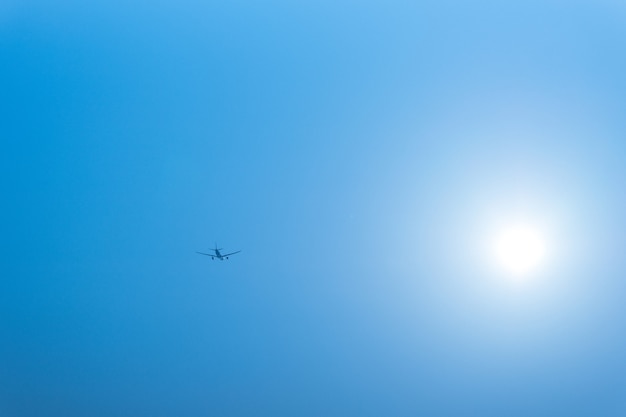 Avião no céu