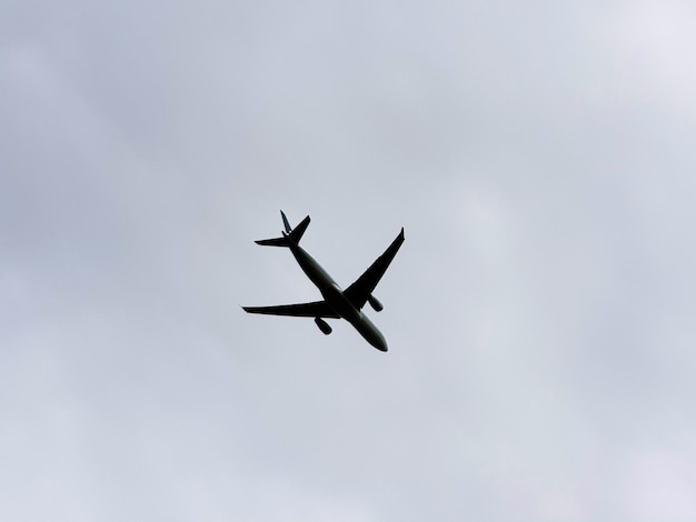 Avião no fundo do céu nublado