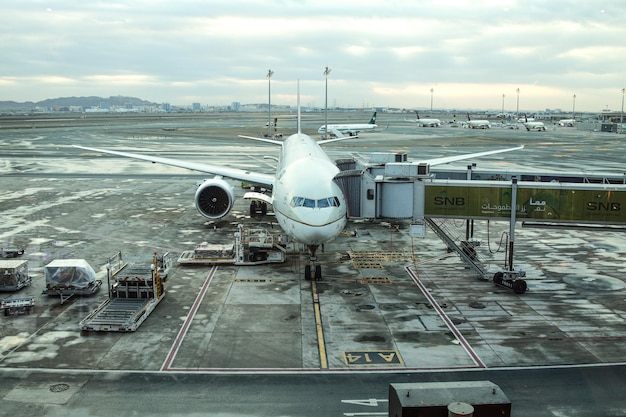 Avião no portão do terminal pronto para decolar