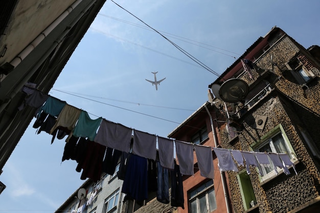 Avião passando sobre balat district istambul