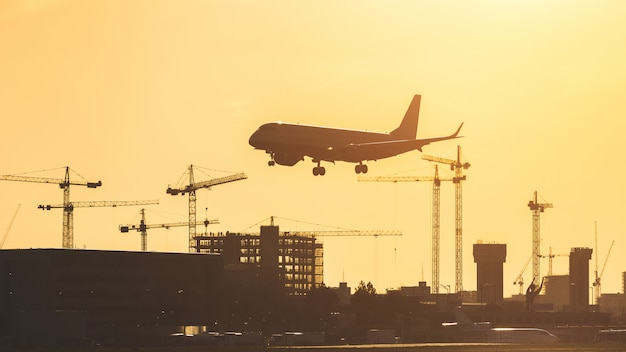 Avião pousando ao pôr do sol no aeroporto da cidade de londres