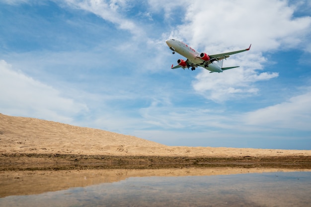 Avião pousando na praia de phuket tailândia