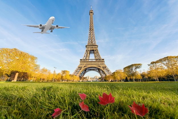 Avião que voa sobre a torre Eiffel, Paris, France.