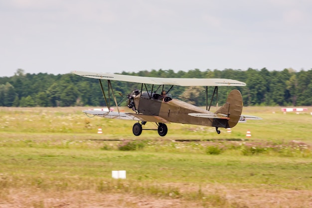 Avião retro de decolagem