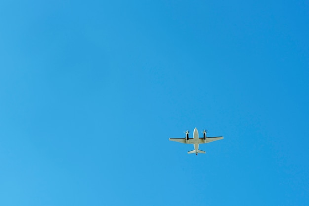 Avião sob o céu azul sem nuvens