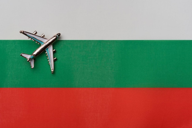 Avião sobre a bandeira da Bulgária o conceito de viagem