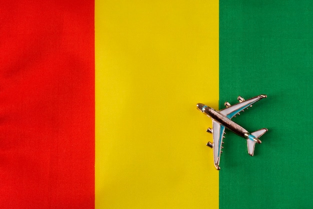 Avião sobre a bandeira da Gâmbia o conceito de viagem