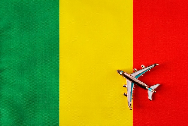 Avião sobre a bandeira do conceito de viagem do Mali