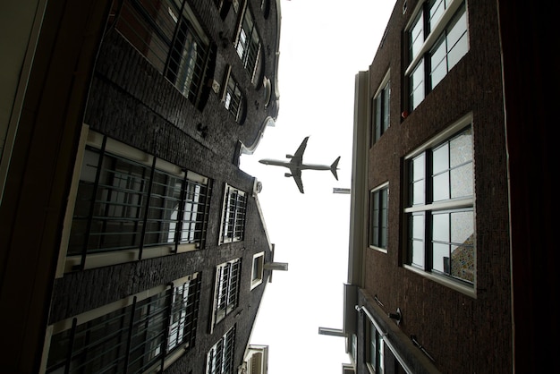 Avião sobre Amsterdã