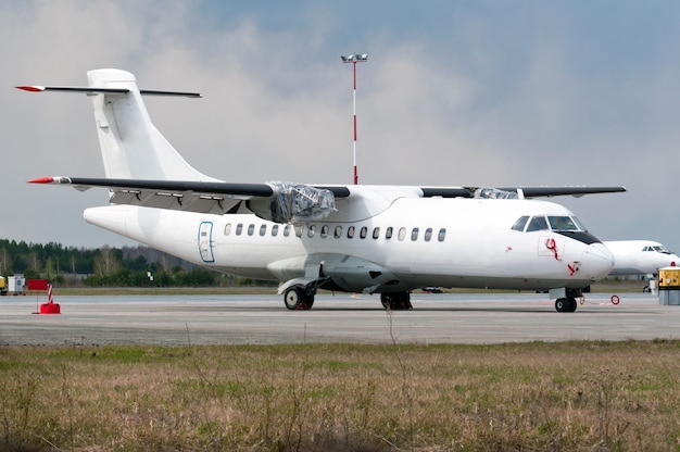 Avião turbo-hélice sem motores no aeroporto. Motores quebrados, removidos para reparo.