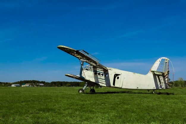 Avião velho em um campo verde